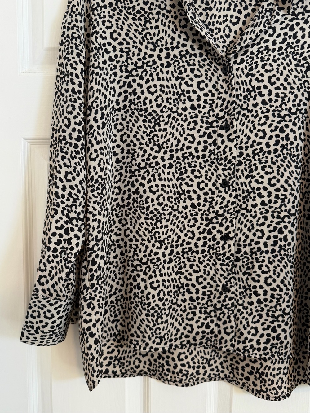 Express Leopard Print Portofino Button Front Blouse NWOT Medium - Picture 4 of 6